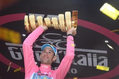 Nibali otro reizi karjerā triumfē prestižajā Giro d'Italia velobraucienā