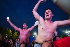 Diviem britu futbola līdzjutējiem par vardarbību kautiņos piespriests cietumsods