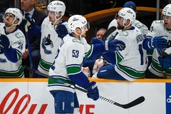 Bļugeram rezultatīva piespēle Canucks zaudējumā Islanders