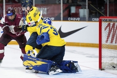 Latvijas U-20 hokejisti nepadodas pie 0:3 un ceturtdaļfinālā pakutina zviedriem nervus