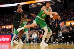 Porziņģim 18 punkti &quot;Celtics&quot; pārliecinošā panākumā pār &quot;Warriors&quot;