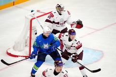 Latvijas hokejisti pēc rezultatīva otrā perioda uzvar Slovēniju