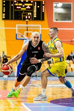 Favorītam līderi dominē beigās