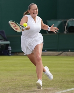 Gatavošanās Vimbldonai Ostapenko sākas Īstbornā ar veiksmīgu pirmo spēli