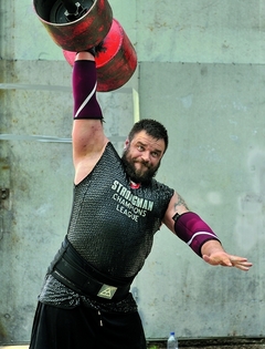 Šmaukstelis izcīna uzvaru Spēkavīru Čempionu līgas posmā Dubaijā