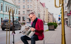 Cilvēks orķestris ar trombonu