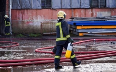 Dzēšot noliktavu Sarkandaugavā, cietuši trīs ugunsdzēsēji