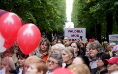 FOTO: Mediķi piketā pieprasa Abu Meri demisiju