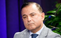 Mediķi piketā pie valdības ēkas prasīs algu pieaugumu un Abu Meri demisiju