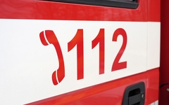 Glābēji Rīgā no upes izcēluši auto ar piekabi