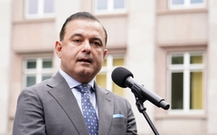 Abu Meri atstās Vienotības domes vadītāja amatu un "paies malā" no aktīvas darbības partijā