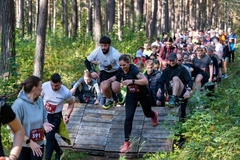 FOTO: Ar Rastorgujeva un Serjogina spraigo cīņu Mežaparkā aizvadīts šķēršļu skrējiens Lāčplēšu kross