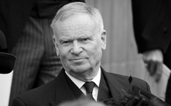 Miris britu rakstnieks un politiķis Džefrijs Ārčers