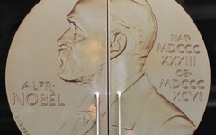 Nobela prēmija literatūrā piešķirta kanādiešu rakstniecei Ennai Karsonei