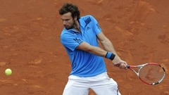 Gulbis trīs setos pārspēj Polijas labāko tenisistu Janoviču