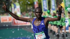 Kenijietis Korirs uzvar Parīzes maratonā