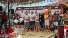 Latvijas valstsvienības basketbolisti līdzjutēju ielenkumā atklāj oficiālo fanu zonu