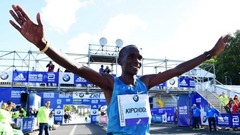 Problēmas ar apaviem Kipčogem netraucē triumfēt Berlīnes maratonā