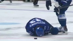 Video: Karsuma komandas biedrs ar seju bloķē metienu