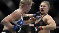 UFC karaliene kritusi: Holmsa nokautē Rouziju