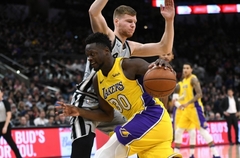 Bertānam 11 punkti mačā pret Losandželosas «Lakers»