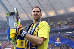 Latvijas izlases vārtsargs Šteinbors pagarina līgumu ar Polijas klubu «Arka»