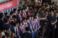 Video: Dienvidkorejas futbolistus apmētā ar olām