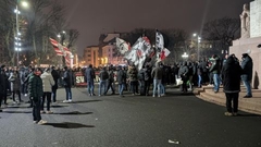 Foto un video ⟩ Futbola līdzjutēju radītajās nekārtībās Brīvības piemineklim nav nodarīti bojājumi