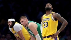 Video ⟩ Porziņģis izvairās bloķēt Lebrona "slam dunk"; "Celtics" zaudē "Lakers"