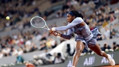 Gofa atgūstas pēc zaudēta seta un iekļūst "French Open" pusfinālā