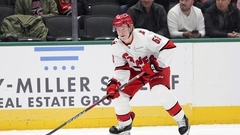 "Hurricanes" noslēdz ilgtermiņa vienošanos ar uzbrucēju Bleiku