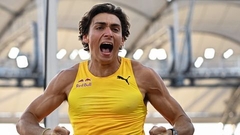 Duplantis jau 13. reizi labo savu pasaules rekordu kārtslēkšanā