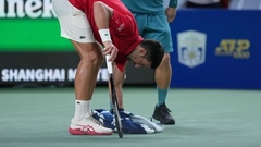 Džokovičs kortā izvemjas, saļimst, bet spēj izcīnīt uzvaru