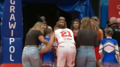 VIDEO ⟩ Šķēle ar basketbola bumbu trāpa karsējmeitenei pa galvu