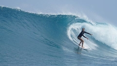 Kā liepājniece kļuva par viļņu mednieci? Sērfa zvaigznes Santas Vēveres stāsts