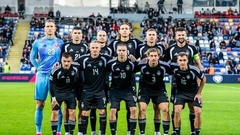 Latvijas futbolistiem neapmierinošs sniegums melnos formastērpos