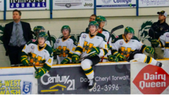 Выжившим хоккеистам "Бронкос" привезли Кубок Стэнли в госпиталь