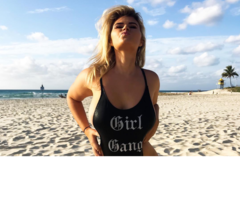 Австралийская серфингистка похвасталась своей фигурой