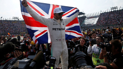 Хэмилтона заподозрили в романе с певицей Ники Минаж