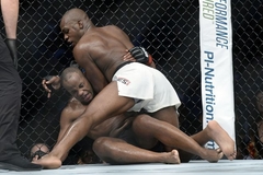 Боец ММА Джонс попросил Кормье не присылать ему интимные фото