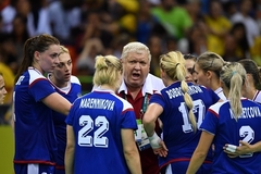 Трефилов: У нас нет задней линии, некому бросить по воротам