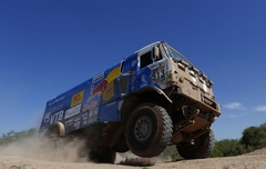 Экипаж Сотникова выиграл восьмой этап "Дакара"