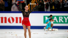 Загитова сделала растяжку в салоне автомобиля