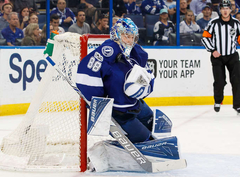 Лучший голкипер НХЛ Василевский продлил контракт с "Тампой"
