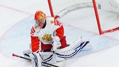 Вратарю "Металлурга" порезали горло коньком во время матча КХЛ