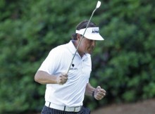 Sensacionālais Hansons kļūst par "Masters" līderi, Mikelsons elpo pakausī