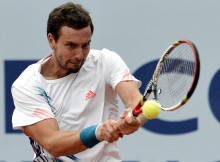 Gulbis atspēlējas no 2:6, 2:5, turpinot cīņu par Kicbīles titulu